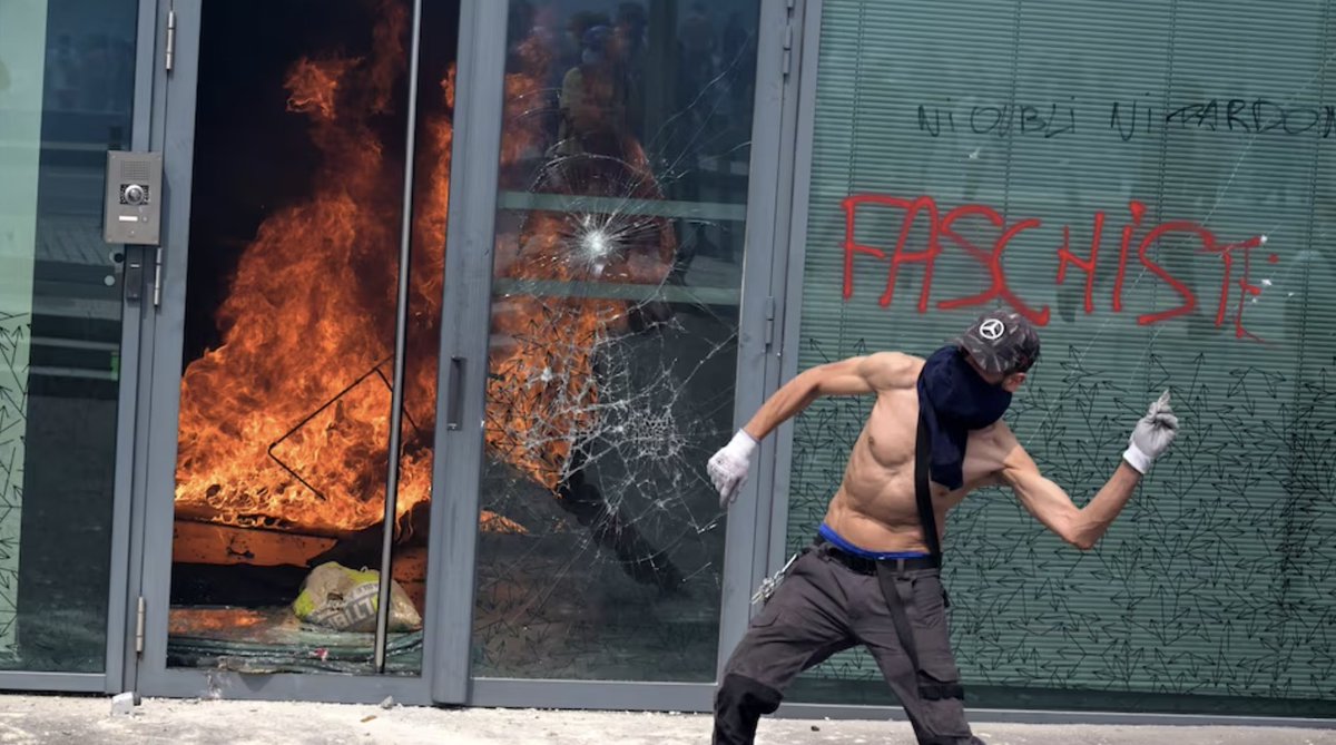 myriam's tweet photo. C'est en brûlant les écoles qu'on finit par ne même plus savoir écrire “fasciste”.

📷 Alain Jocard, 29 juin 2023 - Nanterre https://t.co/9qGZoJfAa9