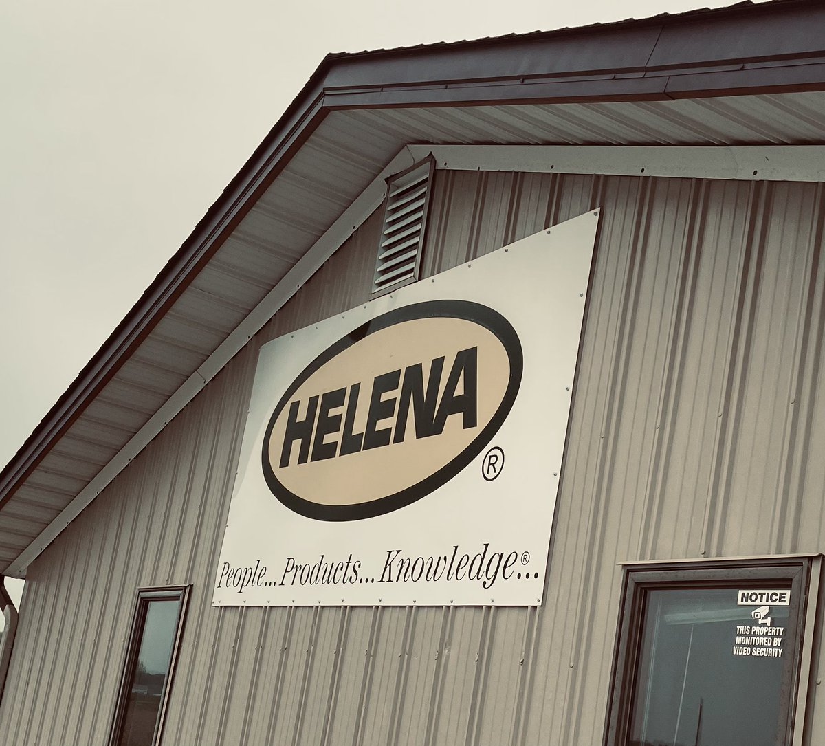 kt_ellen18's tweet photo. Enjoyed discussing on how we can better serve farmers with @HelenaAgri! Also enjoyed keeping connected with with the one the best! #BillKlein @NKSeeds #NKFarmRally https://t.co/2eqiREN2Yu