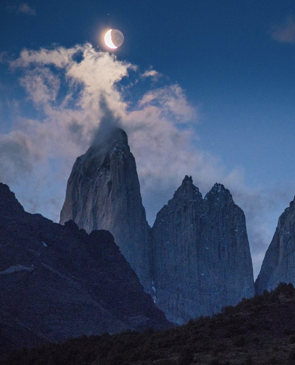 tdhalleine's tweet photo. Y la luna se alineó con las Torres del Paine. Duró menos de un minuto, pero este momento mágico duró para siempre en esta foto. Que belleza de noche. 🌙 #Chile https://t.co/Azkbl69l8g
