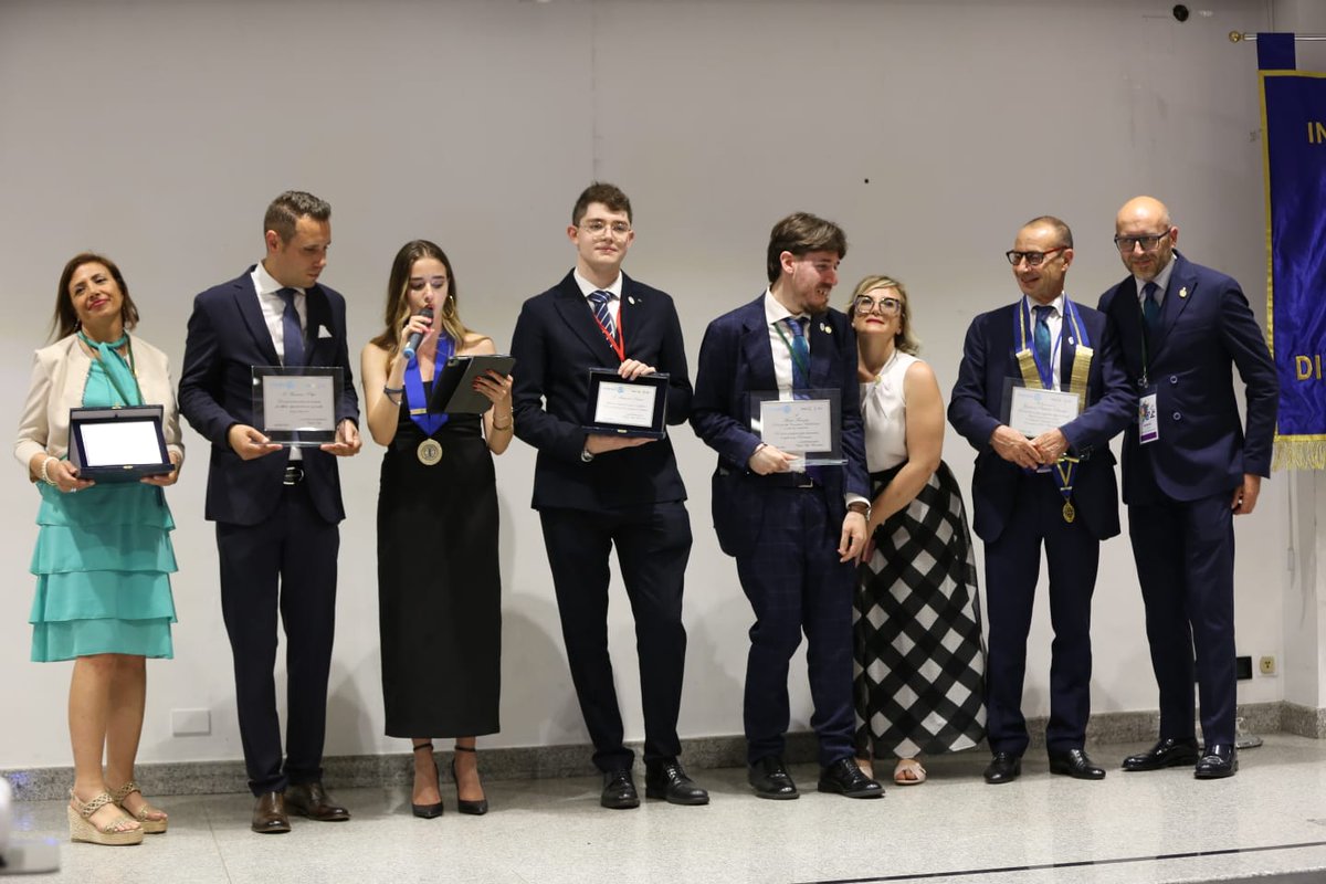 rotary2102's tweet photo. #IICongressoDistrettualeRotary2102 
La IRD uscente Angela Mannarino ha ringraziato tutti dal Governatore Gianni, i Soci e i Presidenti dei Club,  passando poi per l'esecutivo e le Commissioni Distrettuali per l'incredibile vicinanza avuta; augurando al successore, Pietro Mazza. https://t.co/uwRpTufzhM