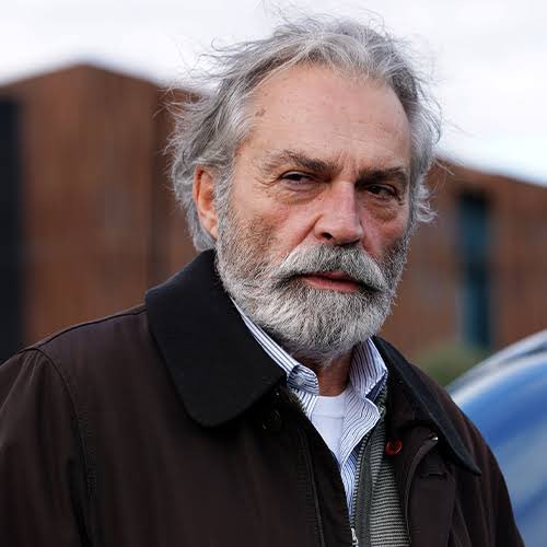 magazinciyim's tweet photo. Haluk Bilginer: “Bana kalırsa insanlar sadece öğlene kadar çalışmalı. Öğleden sonra da dere kenarına gidip, resim ve felsefe yapmalı. İnsan 70 sene bir ev almak için çalışır mı kardeşim?“ https://t.co/qKBEHYmcIK