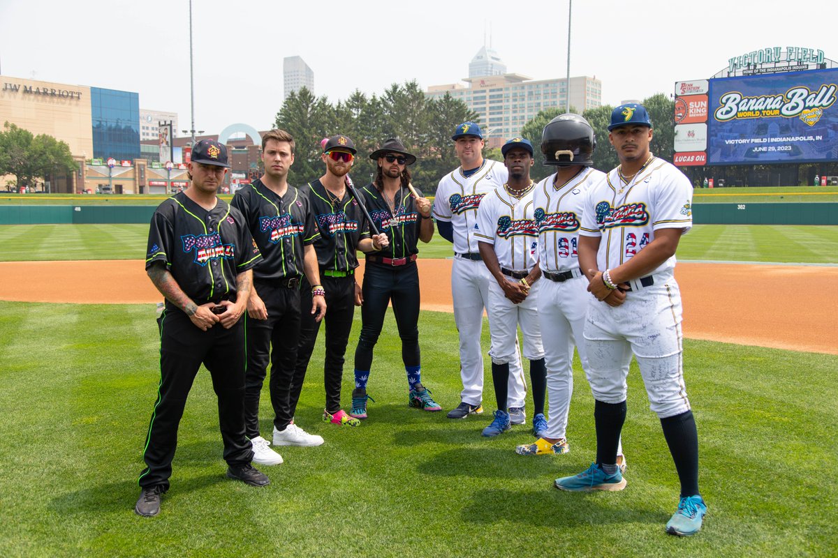 TheSavBananas's tweet photo. Tonight we will be playing in jerseys to honor veterans that have served our country. The last names on the back of the jerseys represent those that have served. 🇺🇸

All game-worn jerseys will be auctioned off from 5:30pm ET to 9pm ET with all proceeds going to Folds of Honor, a nonprofit organization that provides educational scholarships to the spouses and children of military members who have fallen or been disabled while serving in the United States Armed Forces.