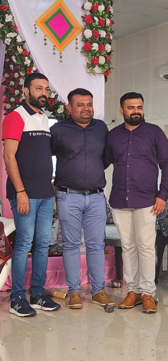 ManishNPopat's tweet photo. #Glimpses 
#FamilyFunction With JayeshBhai 
#Wedding
#Latepost
@ijayeshradadiya https://t.co/zcEzbGJmyB