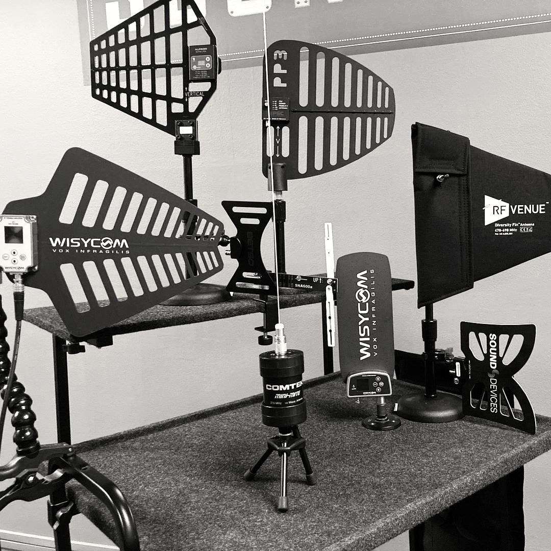 LocationSound's tweet photo. Whether for cart or bag use, we have antennas—of all shapes, sizes, &amp; budgets—to improve your wireless system's RF performance. 📞 our Sales Department at 1-800-228-4429 x364 to find out which antenna suits your application or 🔗 to our antenna section: https://t.co/uxJ68WwhkY https://t.co/BeHlfJX6hg