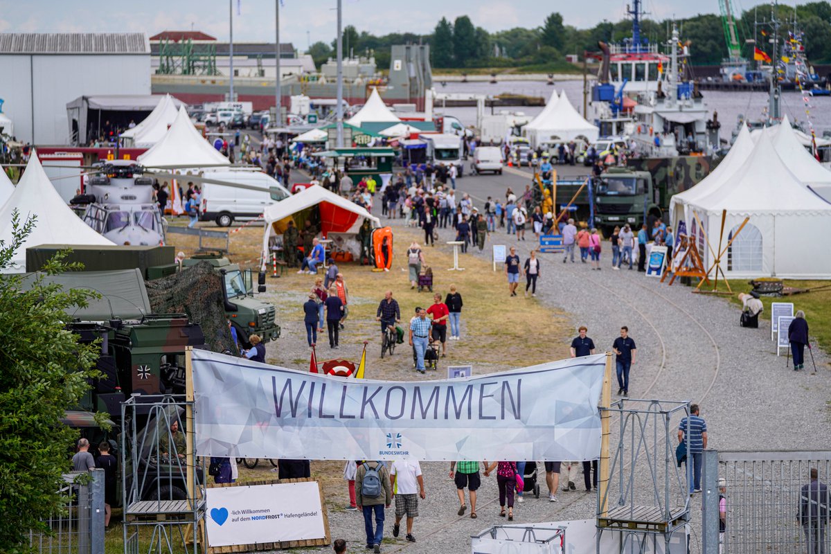 deutschemarine's tweet photo. Das #Bundeswehrdorf unter der
Kaiser-Wilhelm-Brücke in #Wilhelmshaven ist geöffnet!
3 Tage #WadJ = 3 Tage Entdecken, Erleben und Erinnerungen sammeln
Öffnungszeiten:
Heute bis 19 Uhr
Sa/So 10-19 Uhr
Open Ship Fregatte Hamburg:
Sa 10-17 Uhr
S0 13-17 Uhr
#Marinefetzt https://t.co/b43h3WY3kR