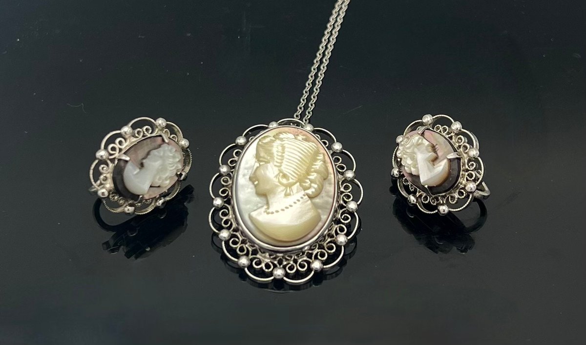 serendipitytrea's tweet image. Alice Caviness Sterling Cameo necklace and Earrings set Carved mother of pearl and abalone sterling silver #AliceCaviness #DesignerSigned 
$78.00
➤ etsy.com/listing/150684…
