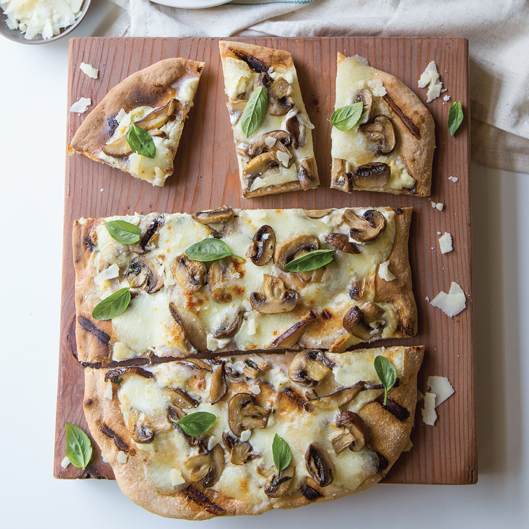 A flavorful mix of crimini, shiitake and white button mushrooms make this grilled pizza a cut above the rest. bit.ly/3IKytyL