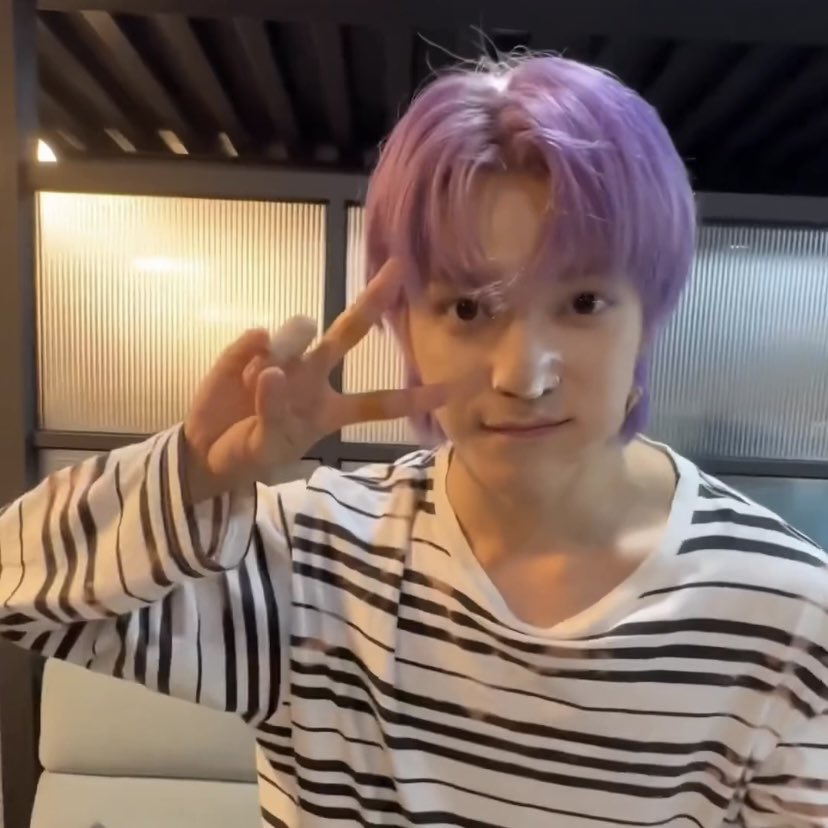 thelongflight's tweet photo. taeyong smashing the cake into his face 😭🥹

#ShiningTaeyongDay
#샤랄라한_태용데이_렛츠고 https://t.co/9pn9HDt8aQ