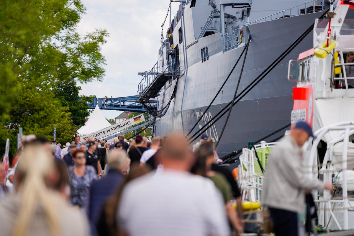 deutschemarine's tweet photo. Das #Bundeswehrdorf unter der
Kaiser-Wilhelm-Brücke in #Wilhelmshaven ist geöffnet!
3 Tage #WadJ = 3 Tage Entdecken, Erleben und Erinnerungen sammeln
Öffnungszeiten:
Heute bis 19 Uhr
Sa/So 10-19 Uhr
Open Ship Fregatte Hamburg:
Sa 10-17 Uhr
S0 13-17 Uhr
#Marinefetzt https://t.co/b43h3WY3kR