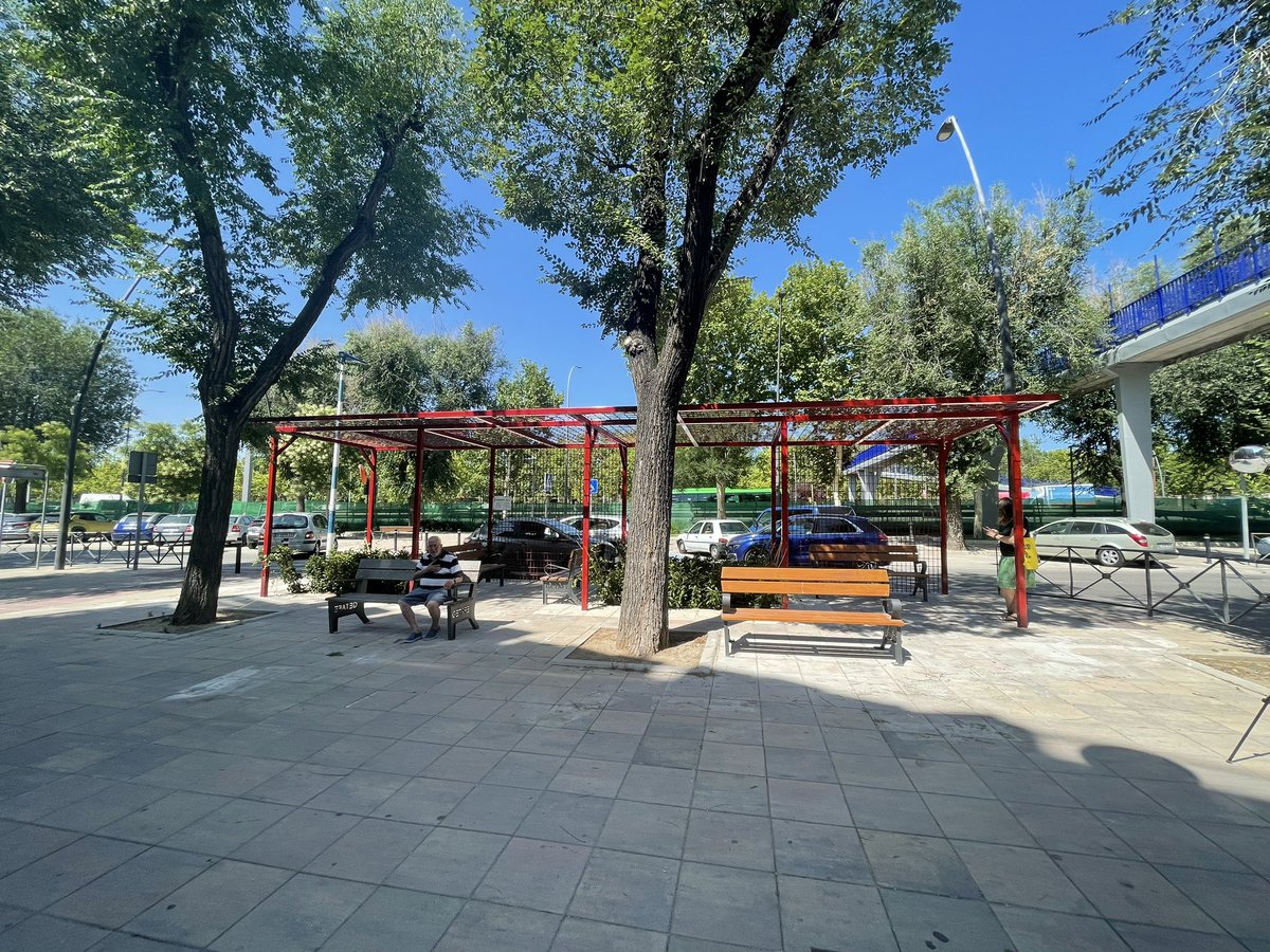 heat_UPM's tweet photo. Si estás por el barrio la Alhóndiga-Fátima de Getafe y buscas algo de sombra a la vez de rodearte de plantas y árboles 🌳 🌱 te invitamos a que pases a este espacio en calle Alondra 🙂 una intervención realizada en el marco del proyecto @EpiuGetafe https://t.co/plQcbw9Ol4