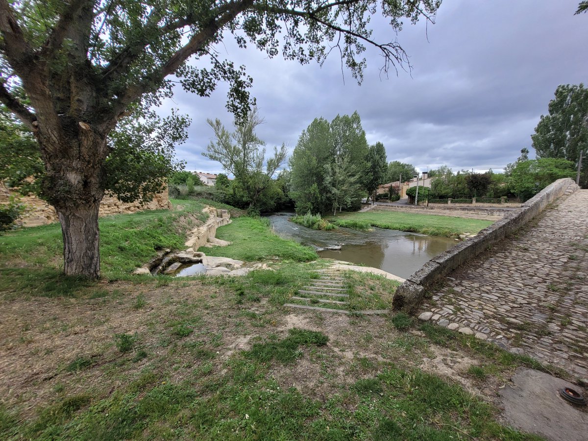 garcearquitecto's tweet photo. Barrio de las Bodegas del Priorato de Cihuri, La Rioja.
Reconocimiento del enclave y primer acercamiento. Gran descubrimiento con muchas similitudes con los barrios de bodegas de Tirgo y Sajazarra.
#BBR #Cihuri #Priorato #calados #bodega #BarriosdeBodegas #LaRioja https://t.co/JugJa8VEZ0
