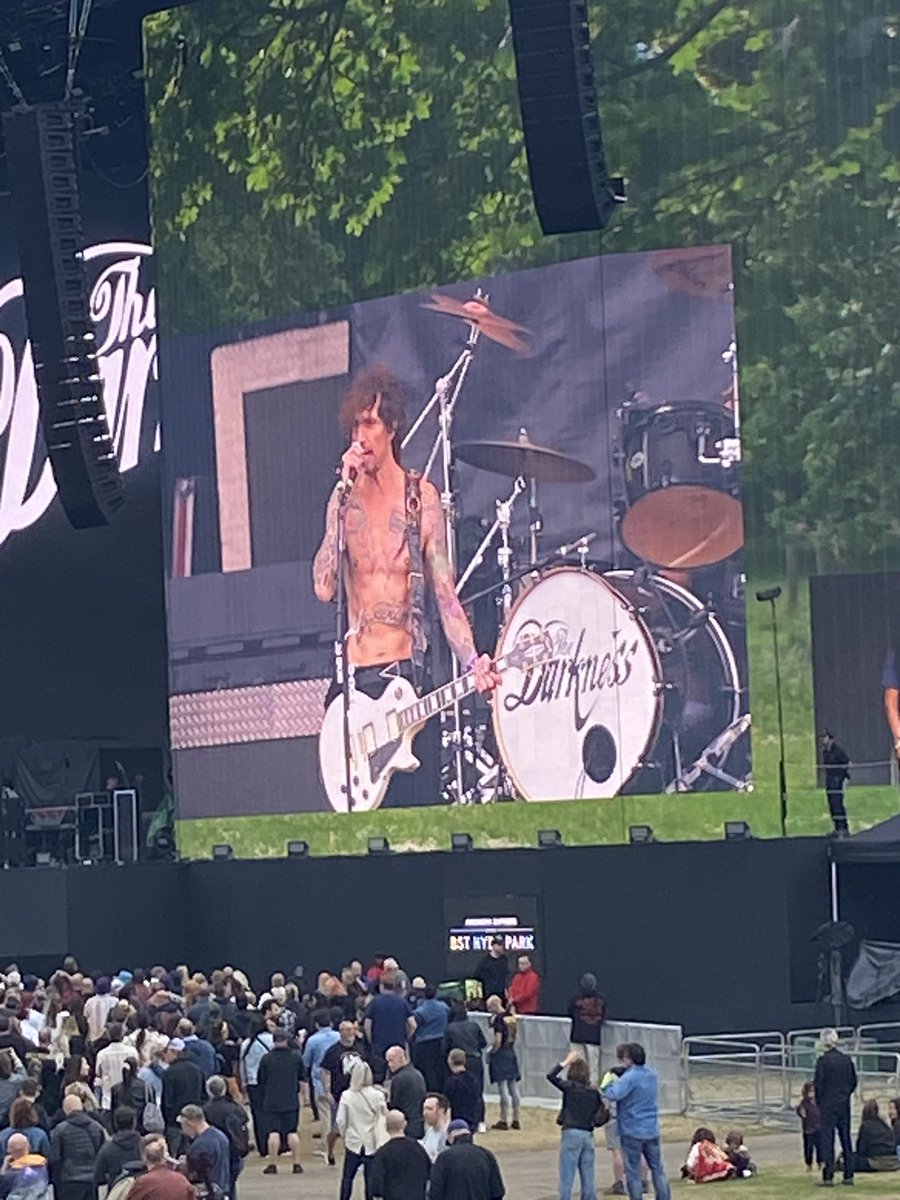 As far as support acts go, <a href="/thedarkness/">The Darkness</a> were amazing! Well worth a watch. Now on to <a href="/gunsnroses/">Guns N' Roses</a> #hydepark #gunsnroses