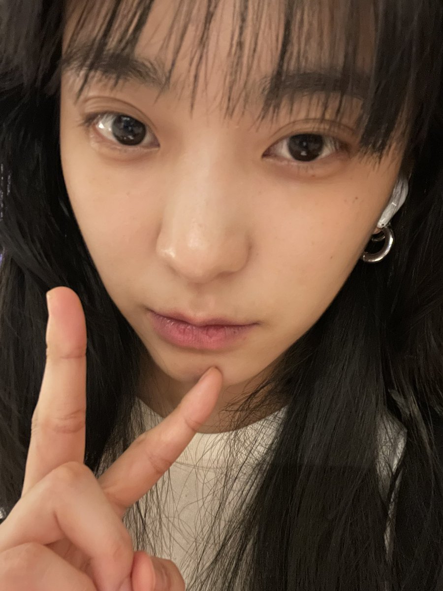 _violet_bora_'s tweet photo. 요즘 사진찍은게 이거밖에 없다...쌩얼가져요 https://t.co/qOxor4NL8F