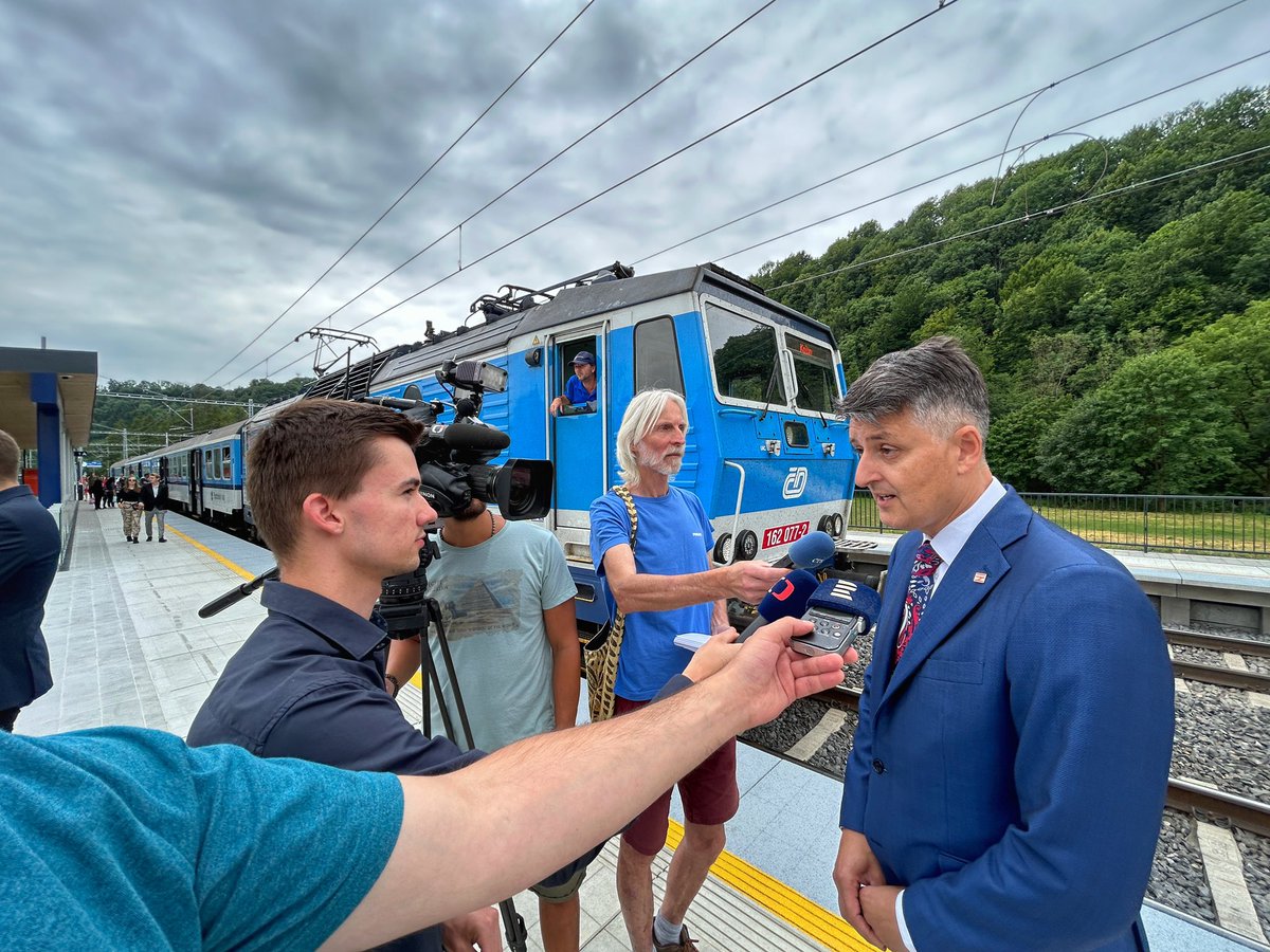 josefzenaty's tweet photo. Páteční fotka pracovní v terénu a s plnými kulisami. 

Generální ředitel @Spravazeleznic @jirisvoboda_cz v nové stanici Brandýs nad Orlicí přibližuje právě skončenou modernizaci 10kilometrového úseku hlavního koridoru mezi Brandýsem a Ústím nad Orlicí. https://t.co/oYddXrDQoC