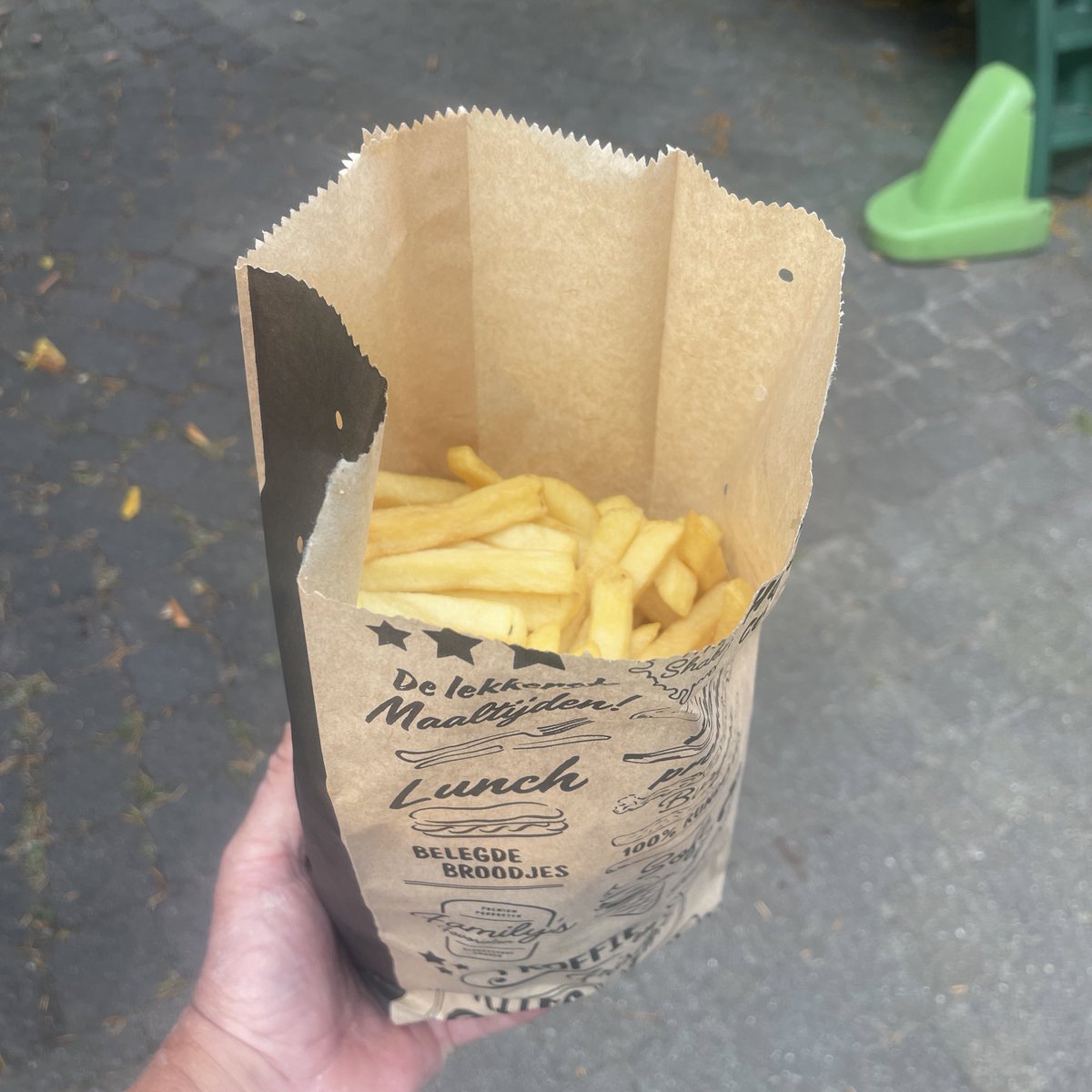 Met je pan naar de snackbar om patat te halen per 1 juli? Grote onzin. Dit is drie personen patat. Krijg je in een papieren zak. Al heeeel lang. Zat nooit in een plastic zak. Die pan voor patat is gewoon  framing vanuit de industrie en klakkeloos overtikken hiervan door de media.