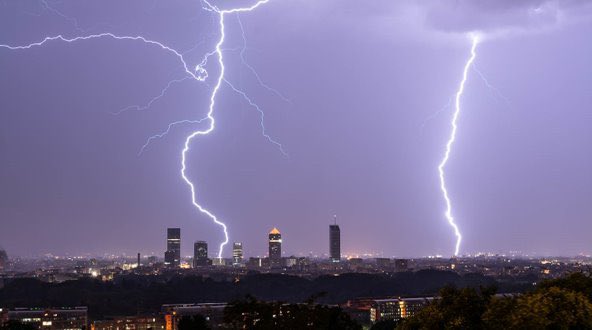 Les #orages ont été esthétique hier sur #lyon.
De beaux coups de foudre et la <a href="/TourIncity/">Tour Incity</a> illuminée par un éclair.

<a href="/actufr_lyon/">actu Lyon</a> <a href="/villedelyon/">Ville de Lyon</a> <a href="/Chasseursorages/">Chasseurs d'Orages</a> <a href="/severeweatherEU/">SWE | severe-weather.eu</a> <a href="/weatherchannel/">The Weather Channel</a> <a href="/KeraunosObs/">Keraunos</a> <a href="/SonyFrance/">Sony France</a>