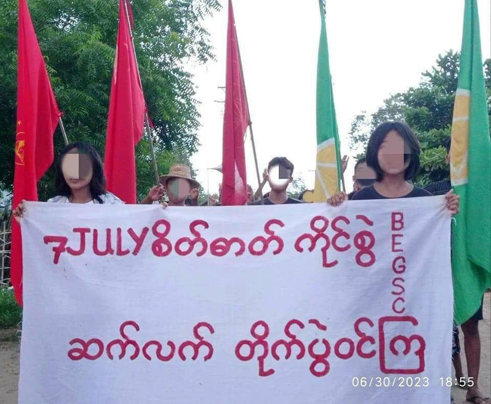 Smo_DAUNG's tweet photo. The Basic Education General Strike Committee &amp; residents of Myaing township united to express solidarity against terrorists regime today.   #2023Jun30Coup #WarCrimesOfJunta #WhatsHappeningInMyanmar https://t.co/LtYszRvD58