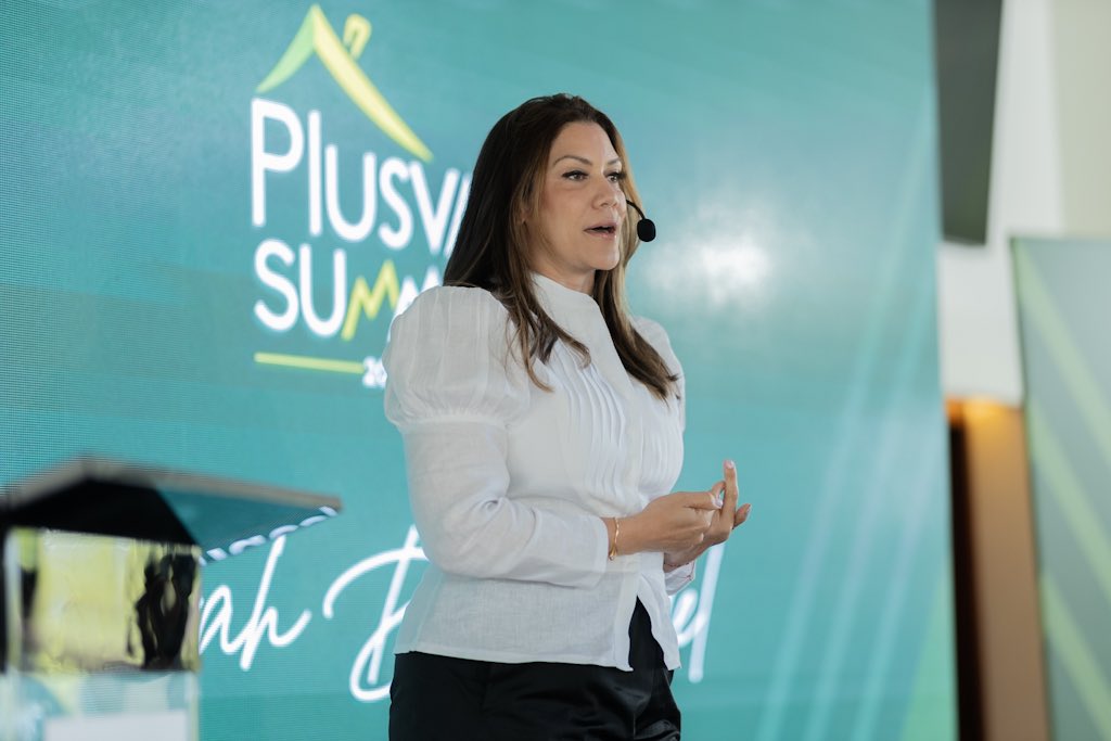 SarahDespradelm's tweet photo. Speaker en #summit #plusval enseñar a otros a avanzar me educa y compromete a evolucionar siempre ! https://t.co/O77E7apJ6x