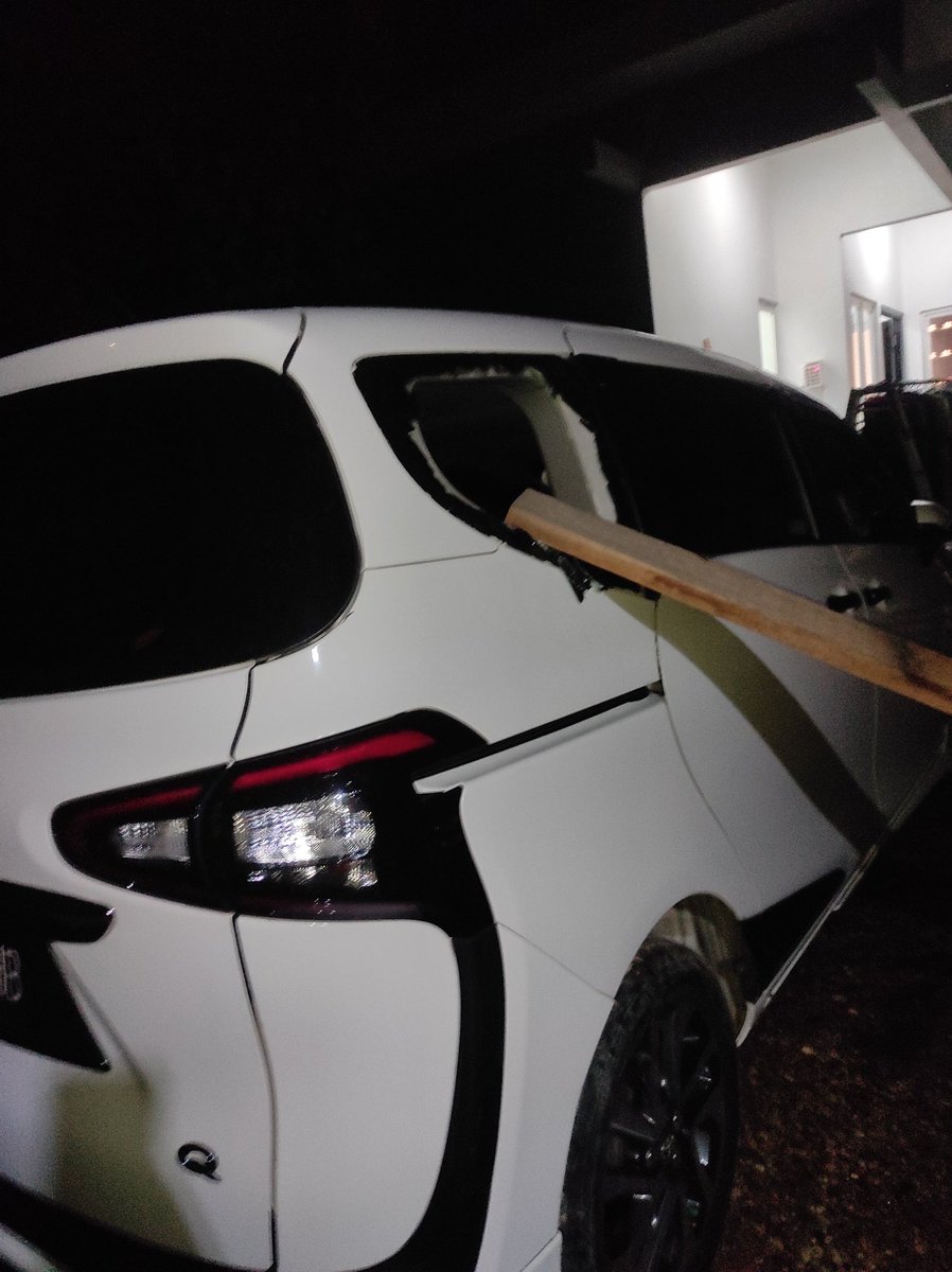 Pacitan berasa gede banget sampe kaca mobil pecah ketimpa kayu #Gempa