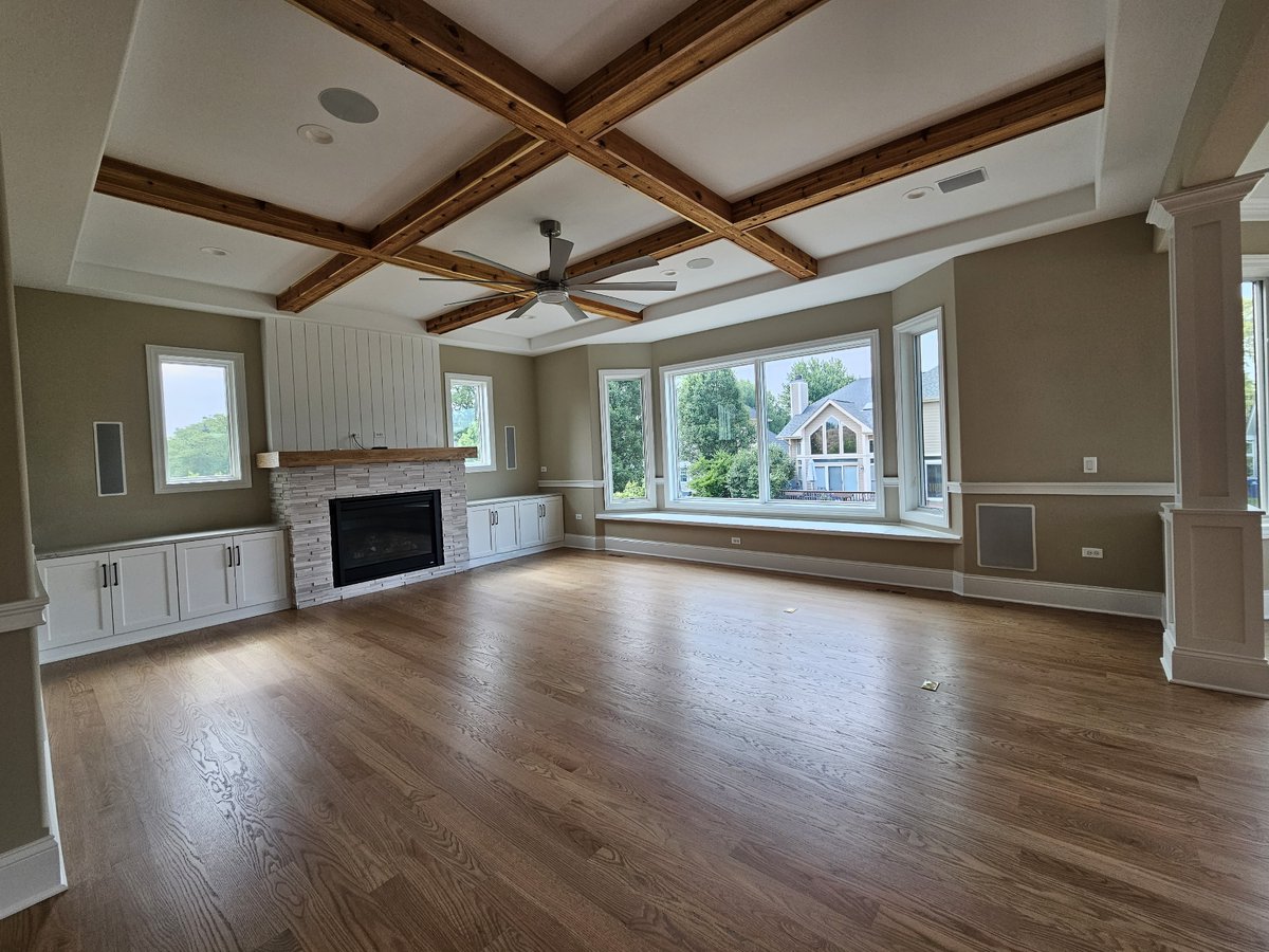builders_oak's tweet image. A beautiful #familyroom with lots of little details - #ceilingbeams, #seatingarea by #picturewindow opens up for more #storage, #builtincabinets, #builtinspeakers! Our #modelhome is open DAILY from 11 - 5 @ 4012 Alfalfa Ln #Naperville #customhome #newhomedesign #newhomebuilder