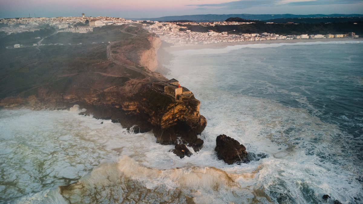 joao17viana's tweet photo. Costa de Leiria num ângulo um pouco diferente 🌊 https://t.co/2Ph4D3WixY
