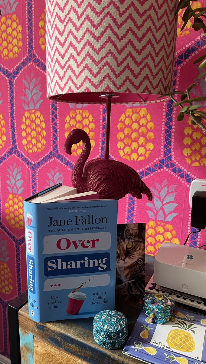MelsieDunbar's tweet photo. Huge thanks to @JaneFallon for my wonderful copy of #OverSharing don’t have a #PromoPet so hope a #PromoFlamingo 🦩 will do instead 😘
Also included a beautiful photo of @PickliciousF together with £50 #PicklePounds What do you suggest I invest it in Pickle? 💞🐾💞 https://t.co/Of2VJZQiNh
