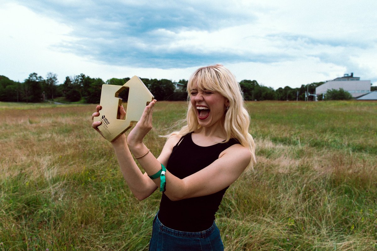 maisie peters tweet media