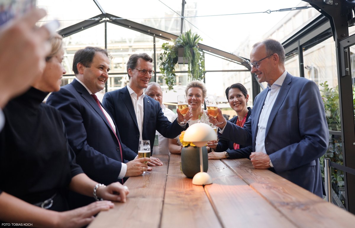 NRW_in_Berlin's tweet photo. Kleines #Throwback zum NRW-Fest vergangene Woche: Da gaben sich zahlreiche Gäste aus Bund, Land, Politik, Wirtschaft und Gesellschaft ein Stelldichein in unserem Garten. https://t.co/GxBb95jCNU