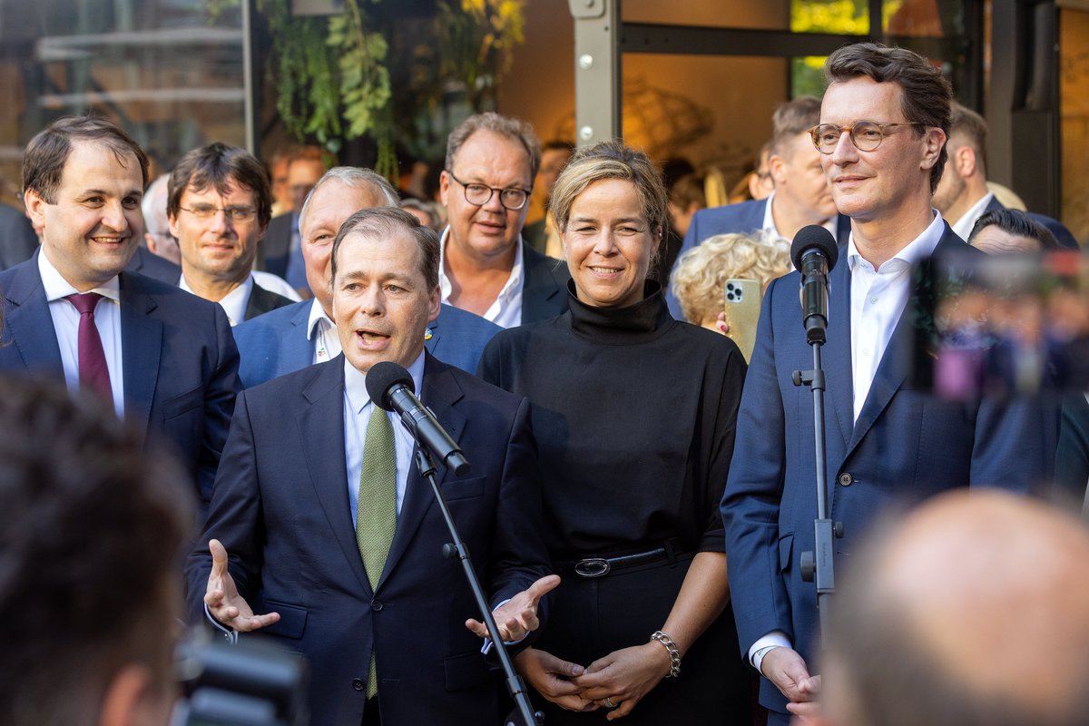 NRW_in_Berlin's tweet photo. Kleines #Throwback zum NRW-Fest vergangene Woche: Da gaben sich zahlreiche Gäste aus Bund, Land, Politik, Wirtschaft und Gesellschaft ein Stelldichein in unserem Garten. https://t.co/GxBb95jCNU