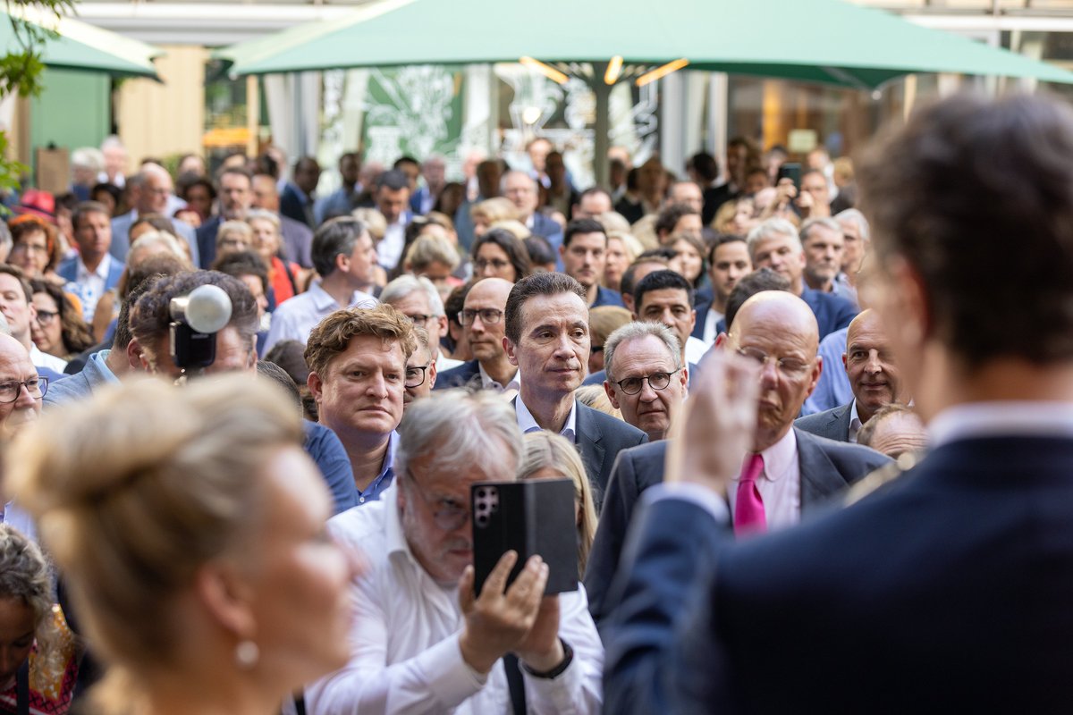 NRW_in_Berlin's tweet photo. Kleines #Throwback zum NRW-Fest vergangene Woche: Da gaben sich zahlreiche Gäste aus Bund, Land, Politik, Wirtschaft und Gesellschaft ein Stelldichein in unserem Garten. https://t.co/GxBb95jCNU