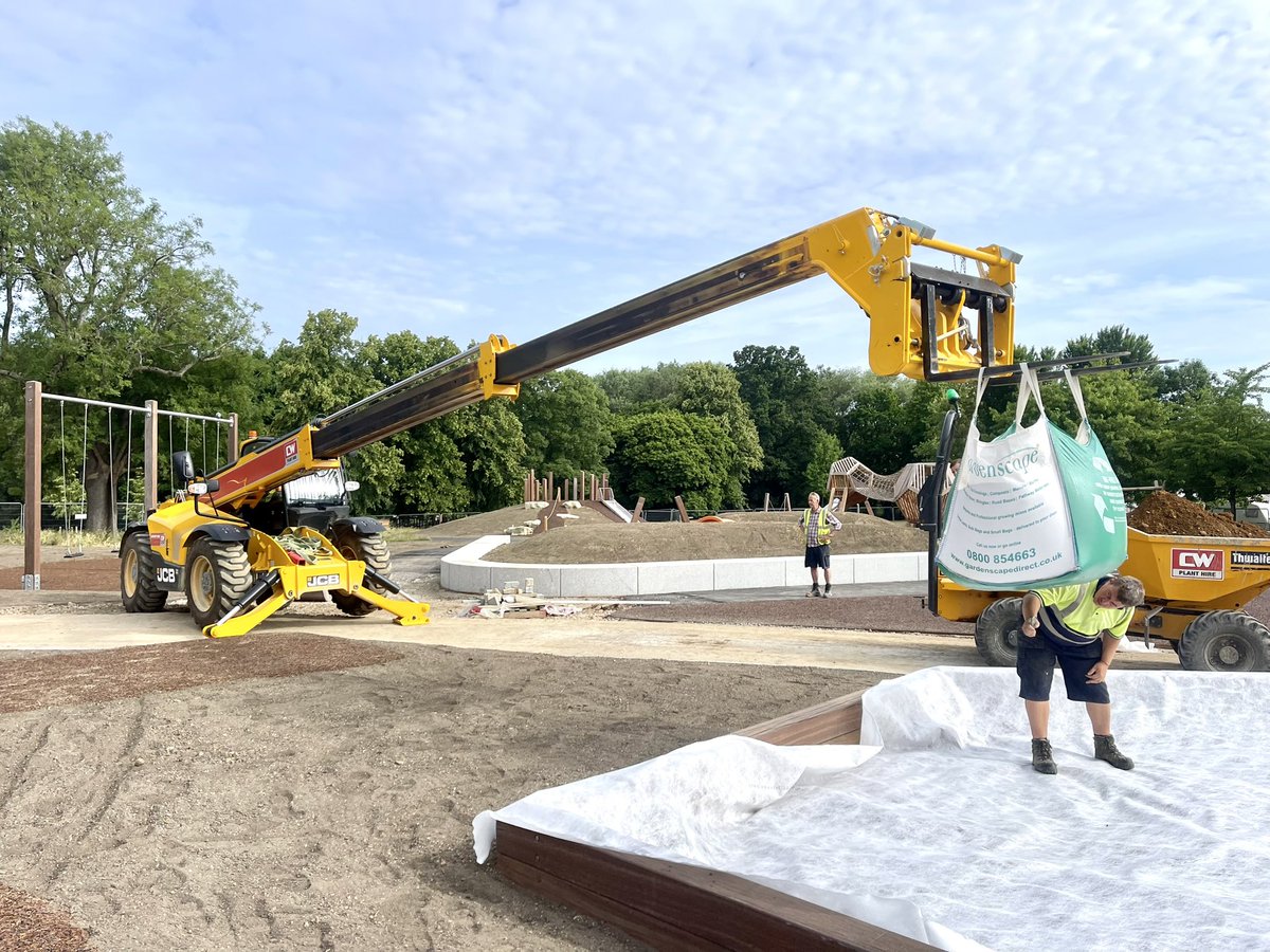 Bourne_Amenity's tweet photo. Delivering bulk Bags of our BS EN:1177 certified, non-staining, double washed play pit sand to a site for @BlakedownLandsc. Always good to employ our sister company @Gardenscape for better access, utilising their rear steer hiab vehicles
 
@AllenScott_Ltd
 
#playsand #sand https://t.co/dMmRQqZaoM