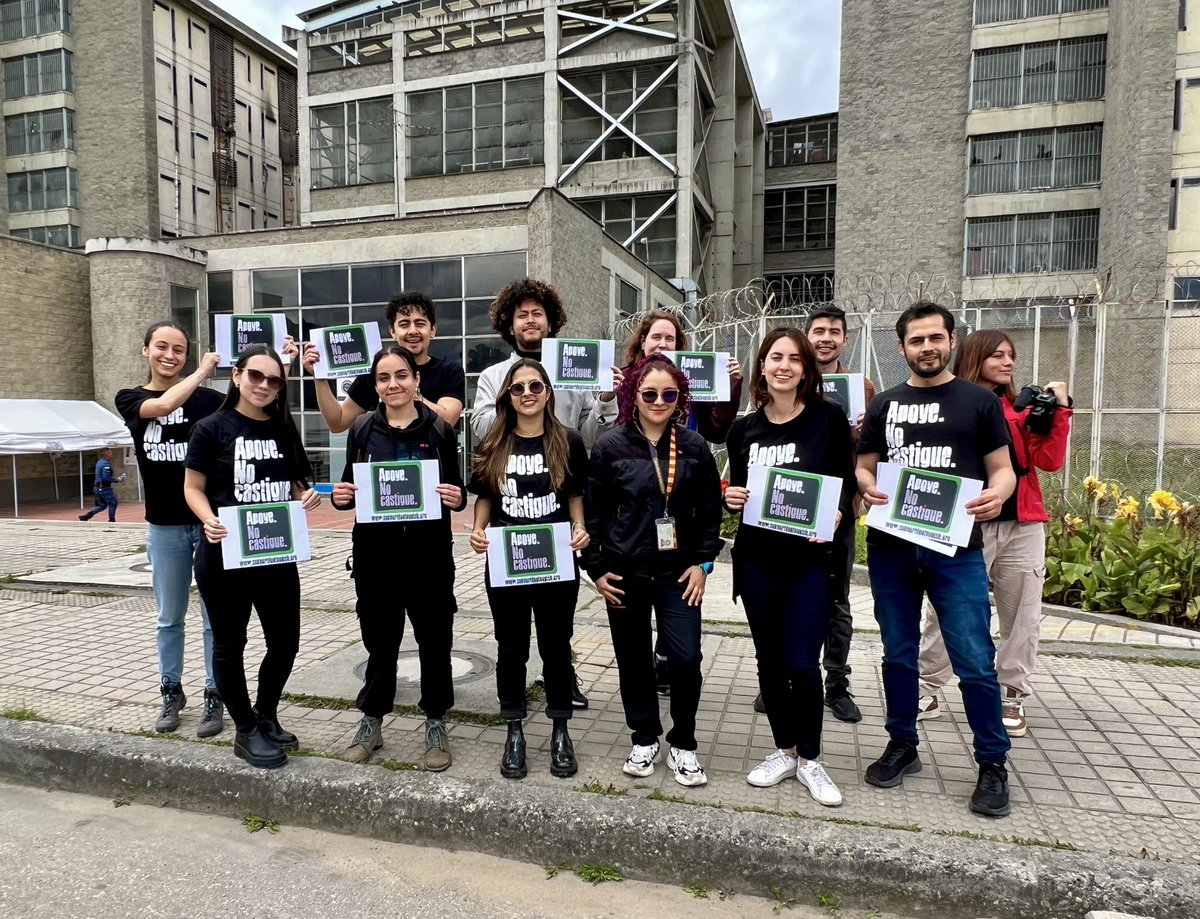 ELEMENTADDHH's tweet photo. En el marco del Día de #ApoyeNoCastigue, ayer estuvimos en la cárcel La Picota de Bogotá🇨🇴 junto a @Dejusticia @deliberarorg y @MinDosisPodcast realizando una jornada de actividades con personas privadas de la libertad sobre reducción de riesgos y consumo de SPA. https://t.co/bNAg1mpo7p