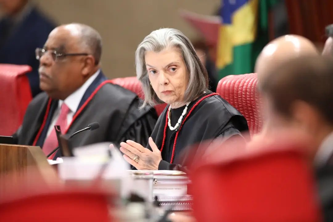 valoreconomico's tweet photo. Cármen Lúcia vota para tornar Bolsonaro inelegível

Já no começo do voto, a ministra Cármen Lúcia afirma: "Anuncio que estou acompanhando o ministro relator pela inelegibilidade". Com isso, o TSE tem maioria para declarar inelegibilidade de Bolsonaro - o placar agora é de 4 a 1. Cármen detalha o voto dela, e outros dois ministros votarão depois dela na sessão de hoje.

https://t.co/kUaRzU6zMY