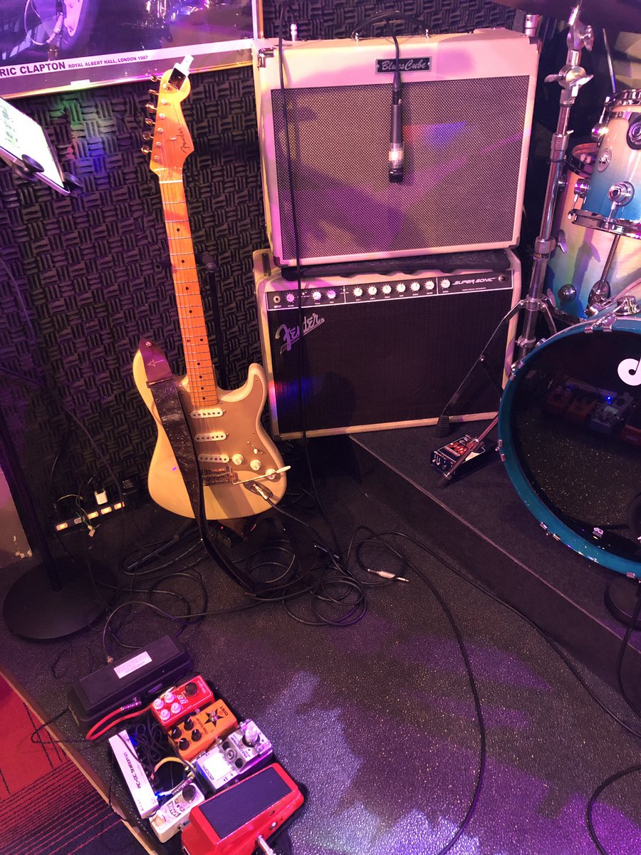 kazuto59's tweet photo. 今日は赤坂！
いつものペダルにストラト🎸
アンプはローランドのブルースキューブ。このアンプ、結構いいんですよね！

#musicbar 
#赤坂 
#生演奏 
#生演奏が聞けるbar 
#fenderstratocaster 
#rolandamps 
#bluescube https://t.co/tlOH4yLIdi