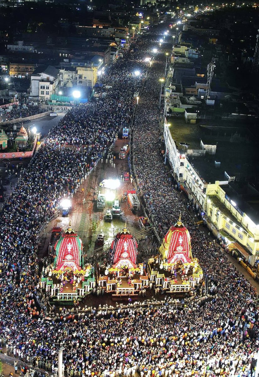 An Ocean of faith.

Pic1: Gundicha Jatra(20th June)
Pic2: Sunabesa(29th June)

#RathaJatra #Puri #Odisha