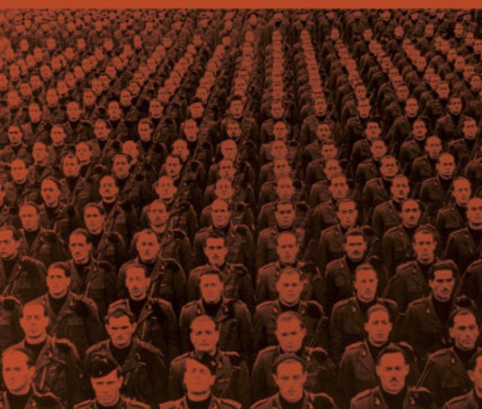 “Le Juif, [..] est et demeure le parasite type, [..], qui tel un bacille nuisible, s’étend toujours plus loin, sitôt qu’un sol favorable l’y incite. Là où il se fixe, le peuple qui l’accueille s’éteint au bout de plus ou moins longtemps.”
Adolf Hitler — 1925-1926

« L’heure n’est