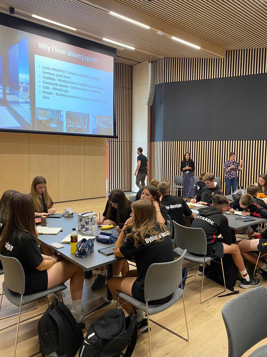 Ymweliad Bl9 i adeilad Sbarc Prif Ysgol Gaerdydd, er mwyn cael syniadau wrth iddynt fynd ati i gynllunio ystafell yn Pentre Awel 🙌  <a href="/Ysgol_Strade/">Ysgol Y Strade</a>