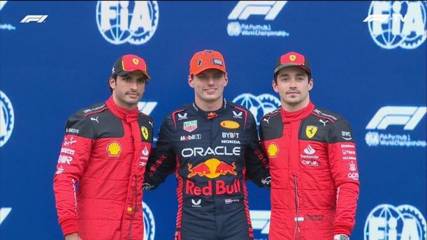 Guardate come è contento Max di vedere i suoi amichetti di nuovo vicino a lui 😄

The trio is back❤️‍🔥
#AustrianGP