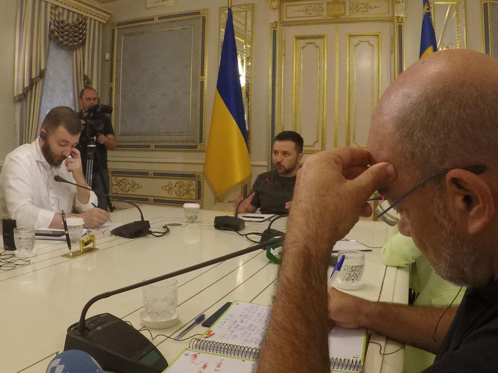 QuintanillaCarm's tweet photo. Exclusiva!! Ahora mismo el gran periodista @ExpositoCOPE esta entrevistando a @ZelenskyyUa presidente de Ucrania, gracias por 
darnos a conocer el sufrimiento de un pueblo a través de laa ondas populares y en primera persona de su presidente.🥰��� https://t.co/ocHlPtp1yK