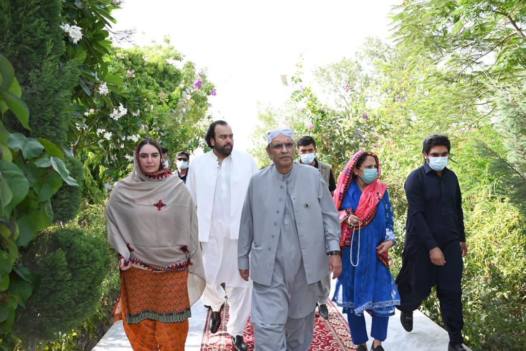 JavedRRaymond's tweet photo. سابق صدر
@AsifAliZerdari
 نے بالو جا قباء پہنچ کر اپنے والد اور والدہ کے قبر پر پھول چڑھائے اور فاتحہ خوانی کی۔
اس موقع پر بی بی
@BakhtawarBZ
@mahmoodchoudhry
 ڈاکٹر عذرا پیچوہو
، ڈاکٹر فضل اللہ پیچوھو، فوزیہ زرداری اور عاشق حسین زرداری بھی ان کے ہمراہ تھے
@AseefaBZ https://t.co/mPlTzsNbPc
