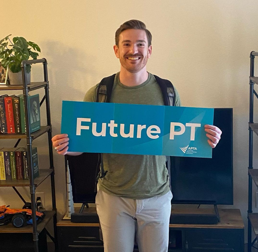 APTAStudents's tweet image. Congratulations to our most recent #FuturePT winner, Nick! You can enter the contest by following these three steps:

1️⃣ Post a photo of yourself holding up the "Future PT" sign
2️⃣ Include the hashtag #FuturePT in your post
3️⃣ Follow @APTAStudents