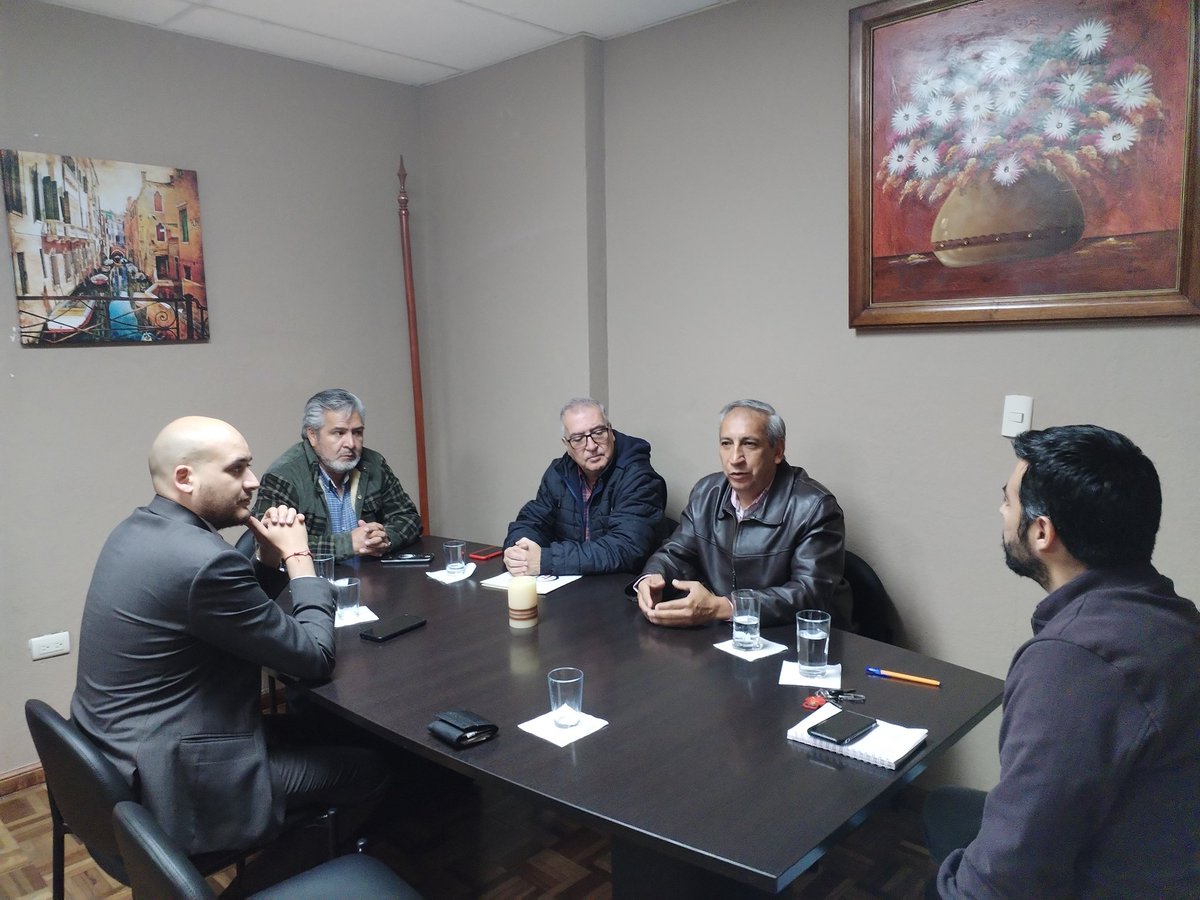 Azuay_Cpccs's tweet photo. #VeeduríaCiudadana
Hoy mantuvimos una reunión de coordinación con #VeedoresCiudadanls y la #Dinardap para dar seguimiento a los concursos de Registradores de la Propiedad en la Provincia del Azuay. https://t.co/TVR0iML95o