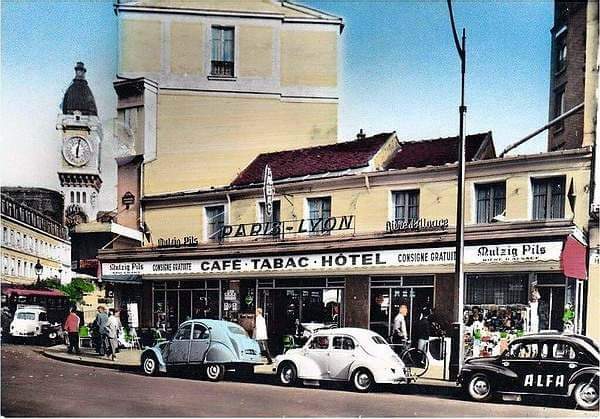 ParisAMDParis's tweet photo. Gare de Lyon. 
Années 1950. Paris https://t.co/BcXq5N3J6S