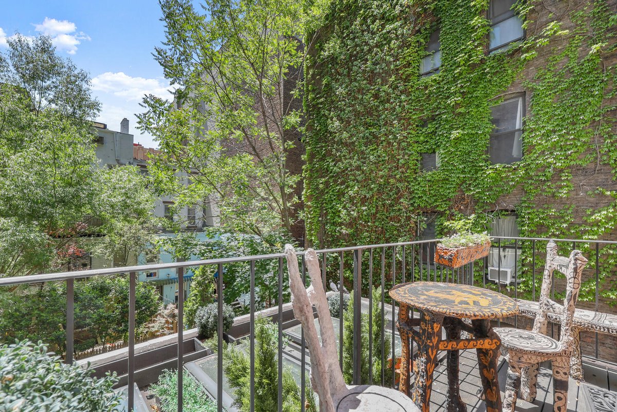 onefinestay's tweet photo. We're so happy to welcome the incredible 25th Street Mosaic to our collection in New York.

A feast for the eyes, this fabulous home brims with bespoke French Rococo-inspired artwork, courtesy of the artist homeowner who grew up here. 

https://t.co/zp9GcgoMrV https://t.co/r4308FMqbM