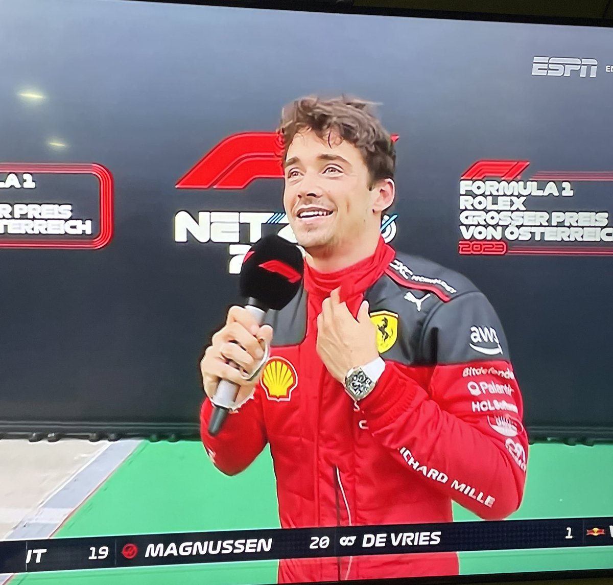 THE DIMPLES!!! THE SMILE!!! HIS EYES ARE SHINING LIKE DIAMONDS!!! IM UNWELL !!!