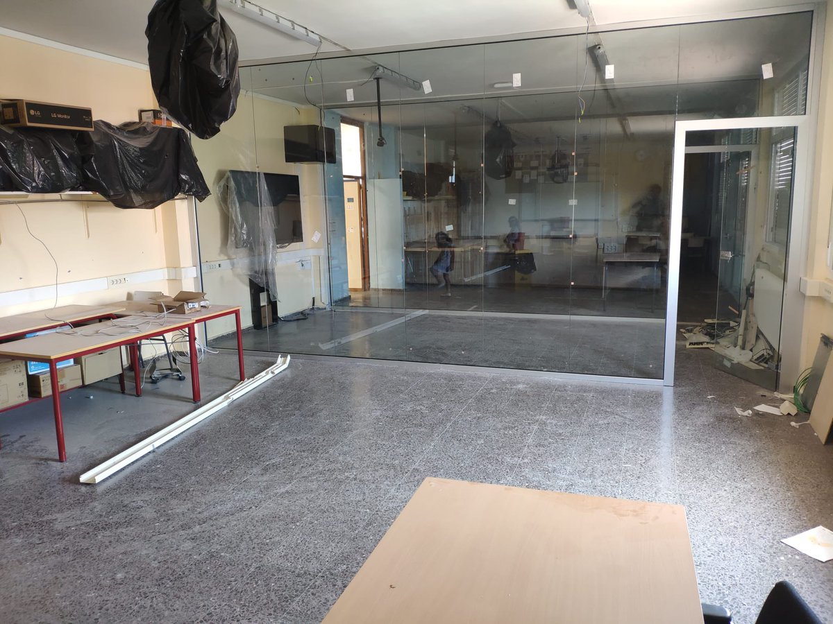 Iniciada la transformación del centro para crear nuestro #aulamaker y seguir con las líneas de nuestro #proyectodeinnovacion. 

#tecnologiayrobotica 
#programacion
#aulasdelfuturo