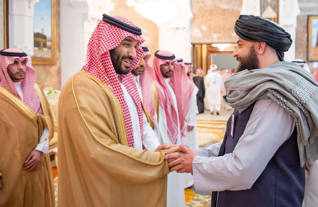 ahmad25736's tweet photo. د افغانستان د دفاع وزارت سرپرست وزیر مولوي محمد یعقوب مجاهد د سعودي عربستان له ولیعهد شهزاده محمد بن سلمان سره په مکه مکرمه کې په داسې حال کې چې د روان کال د حج فریضه یې ادا کړې ده، وکتل. https://t.co/LJ5xYrTKHj
