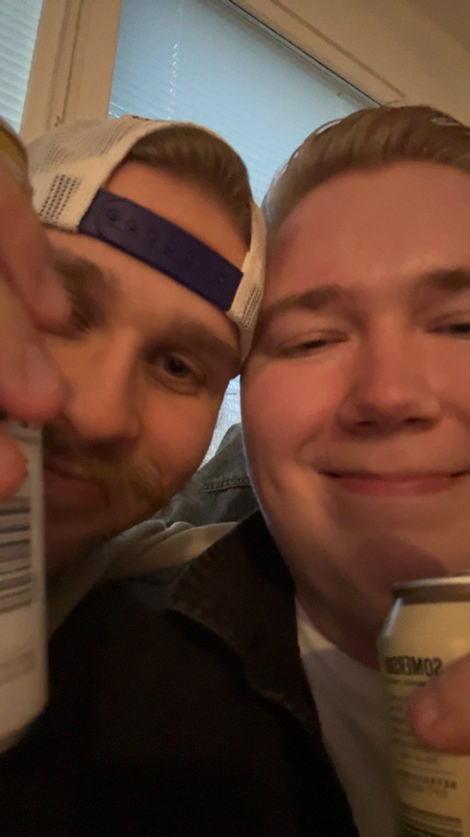 JONEZxD's tweet photo. @apew0w @RistoTeemu Kiitos että sain ottaa fanikuvan teistä! Tämä menee kehyksiin #assemblyparty #aapocsgo https://t.co/uHMQ4kJXsN