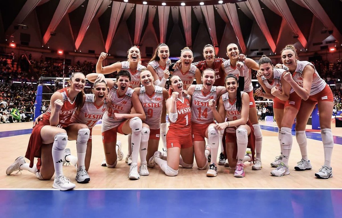 karakurtebrar18's tweet photo. VNL’de çok önemli bir galibiyetle yolumuza devam ediyoruz. Bu sonuçla birlikte Teksas’ta oynanacak VNL finallerine büyük bir avantajla gidiyoruz. Binlerce KM öteden bizleri desteklediğiniz için teşekkür ederiz.Umarım sizlerin de desteğiyle Teksas’ta tarih yazacağız. https://t.co/BHcLDHo33i
