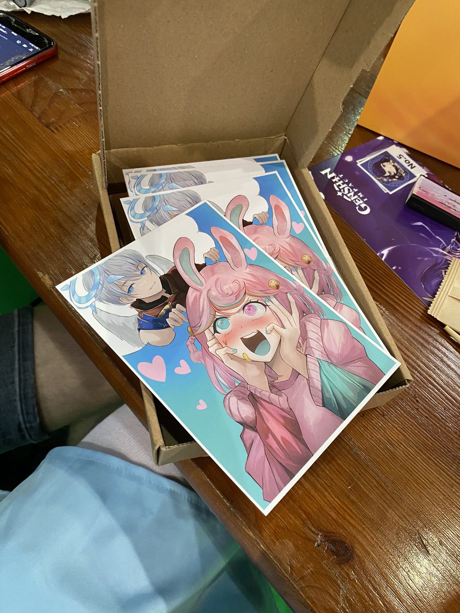 Wenn jemand eine postkarte möchte könnt ihr sie gern abholen sind in halle 3 beim genshin ramen stand (bei den tischen) habe ein blaues maid dress an einfach ansprechen❤️ <a href="/dokomi/">DoKomi</a>